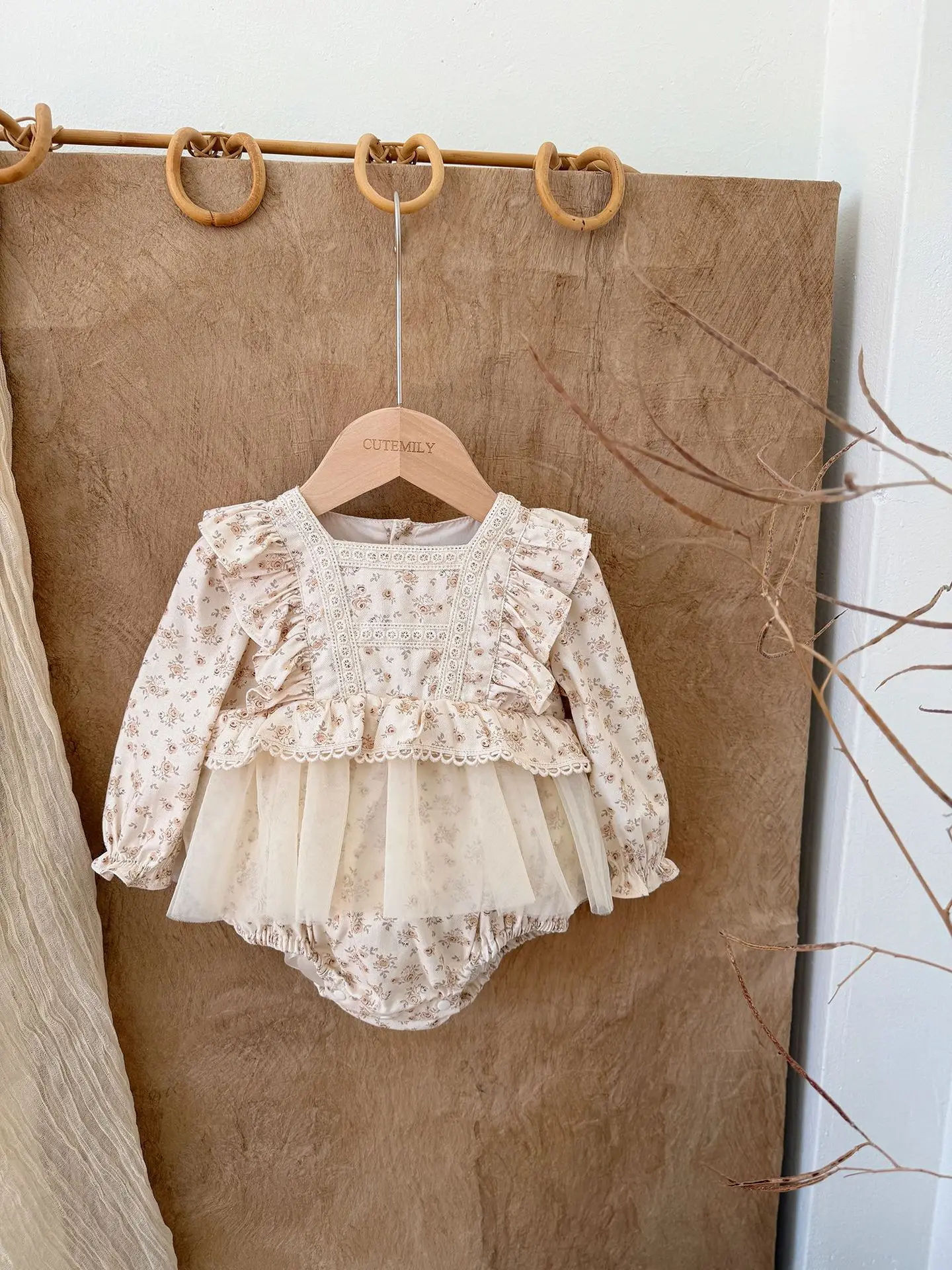 

Детский комбинезон-боди 3M-2T в пасторальном стиле с квадратным вырезом, оборками и тюлем для девочек, с цветочным принтом и пышными рукавами, одежда для малышей