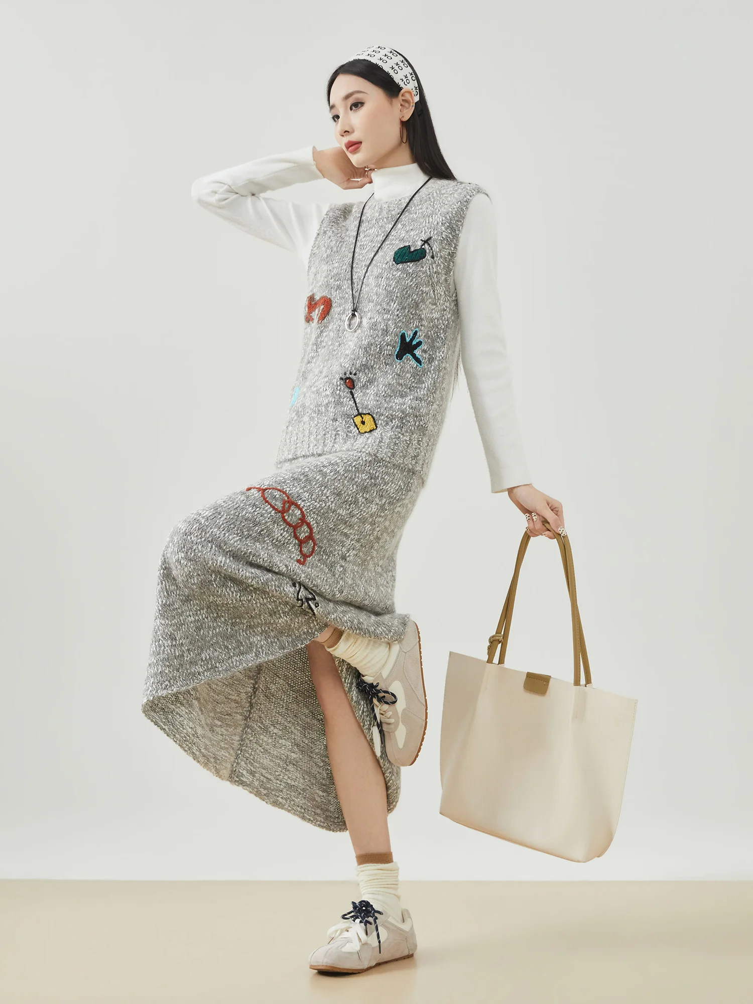 

Вязаный комплект с вышивкой для женщин: свитер и юбка в стиле Miu. Модный повседневный зимний наряд из двух предметов.