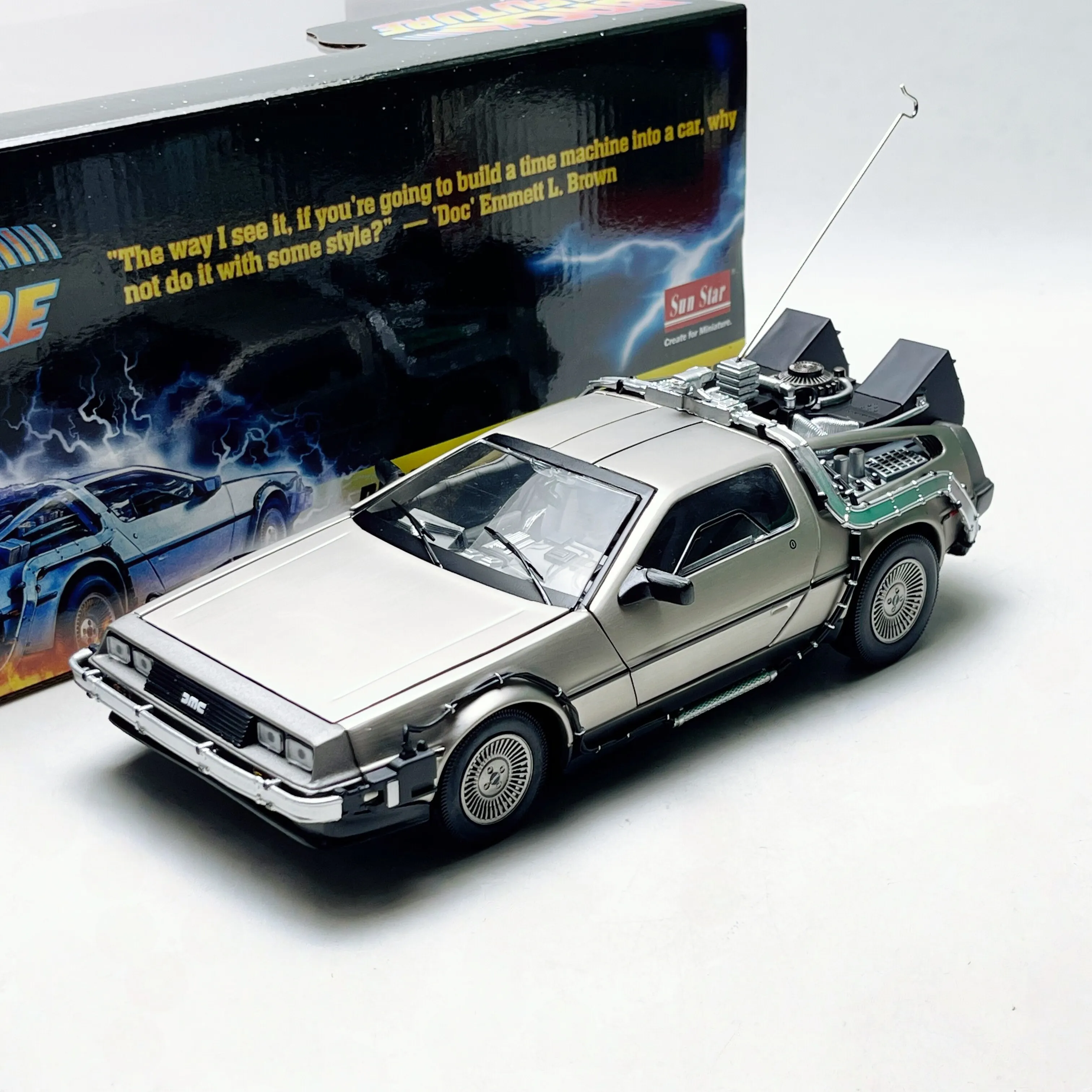 

Модель автомобиля Sunstar 1/18 Scale DMC Time Machine Returns To The Future 2711 из литого металла, первая модель из серии.