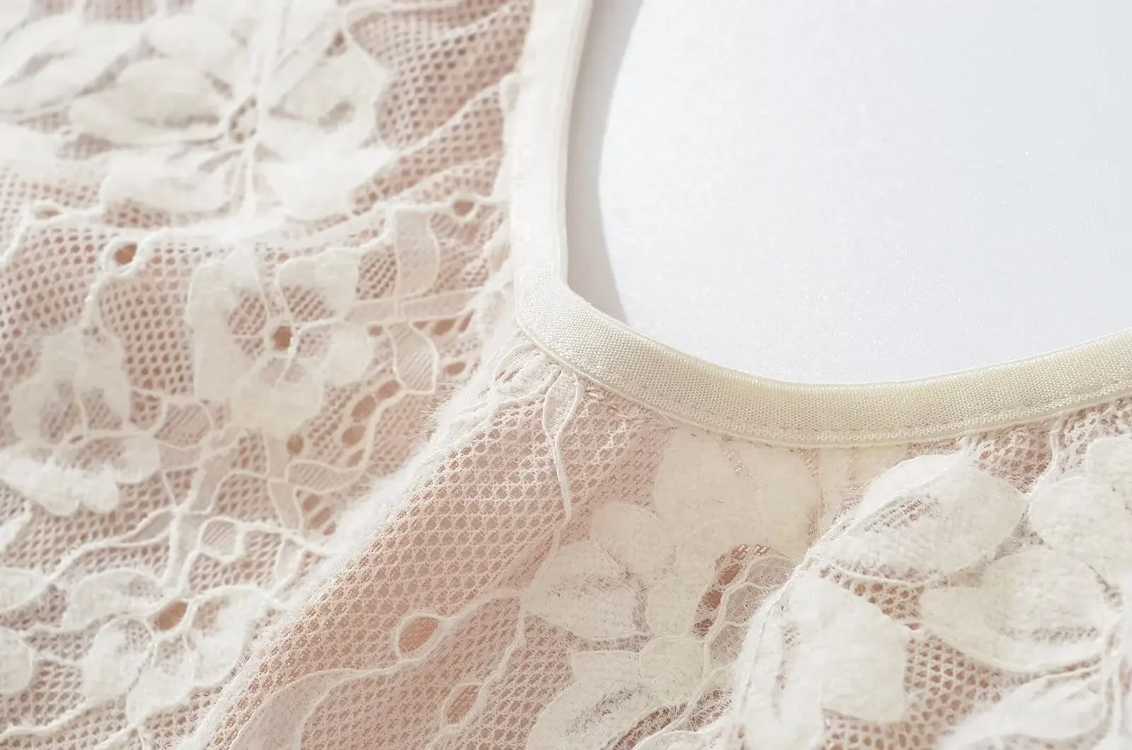 Sexy, durchsichtiger Spitzen-Bodysuit mit Futter, rückenfreier Spaghetti-Träger-Body, eng anliegender, kurzer Jumpsuit, figurbetonte Romper- und Playsuit-Modelle für Damen. – Detail 13