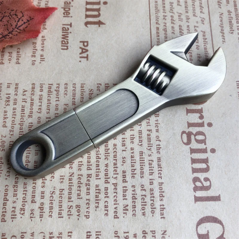 無料カスタムレーザー彫刻ロゴカラーメタルレンチ USB2.0 フラッシュドライブ 4 ギガバイト 8 ギガバイト 16 ギガバイト 32 ギガバイト 64 ギガバイト 128 ギガバイト