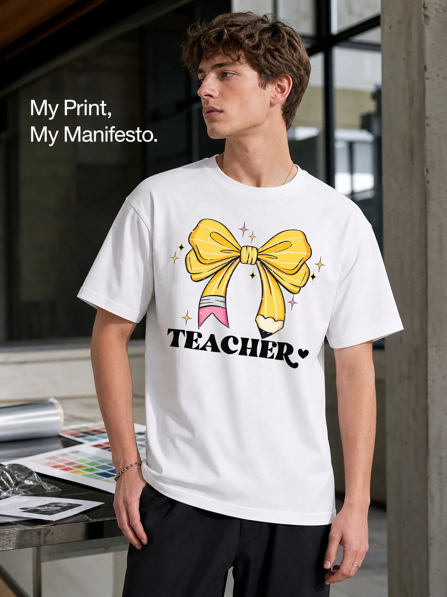 Men's White Round-Neck Short-Sleeved T-Shirt with Yellow Bow and Pencil Print Pattern, Teacher Letter Decoration, Loose Casual Everyday Versatile Top
