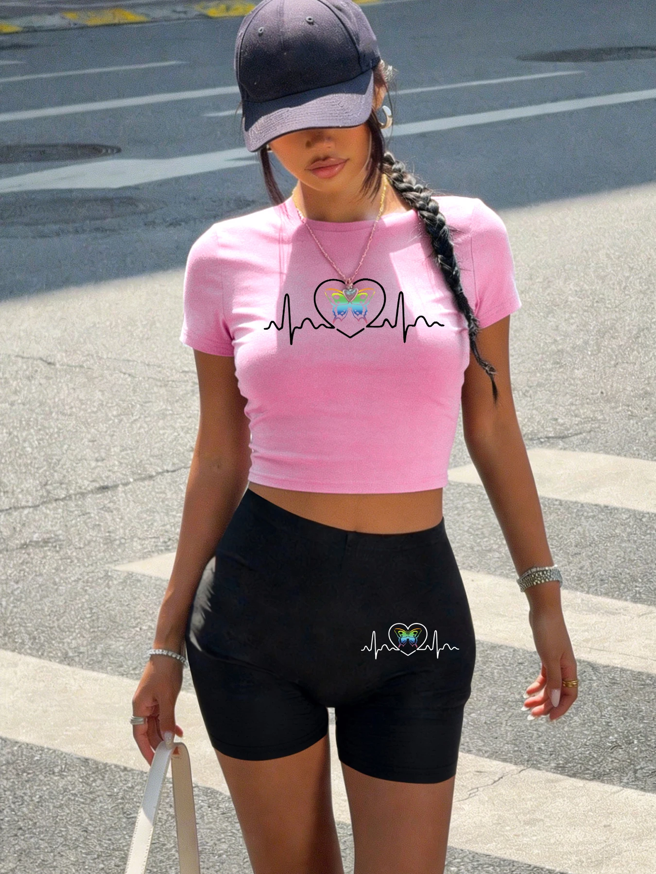 

Женский укороченный костюм с принтом «Электрокардиограмма с сердцем-бабочкой»: летняя хлопковая футболка и укороченные шорты в стиле хип-хоп, облегающие эластичные леггинсы