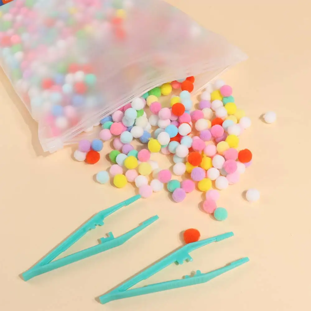 

Набор для творчества с помпонами: развивающая книга-стикербук для детей с животными, мультяшными персонажами и помпонами из шерсти, для раннего обучения и развития моторики