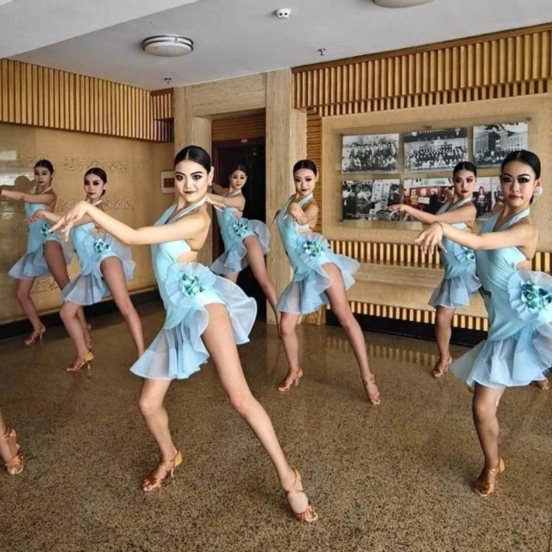 

Тренировочное платье для латинских танцев, летнее платье для девочек, платье для танцев с воротником-халтер без рукавов, женский костюм с лепестками для командных соревнований