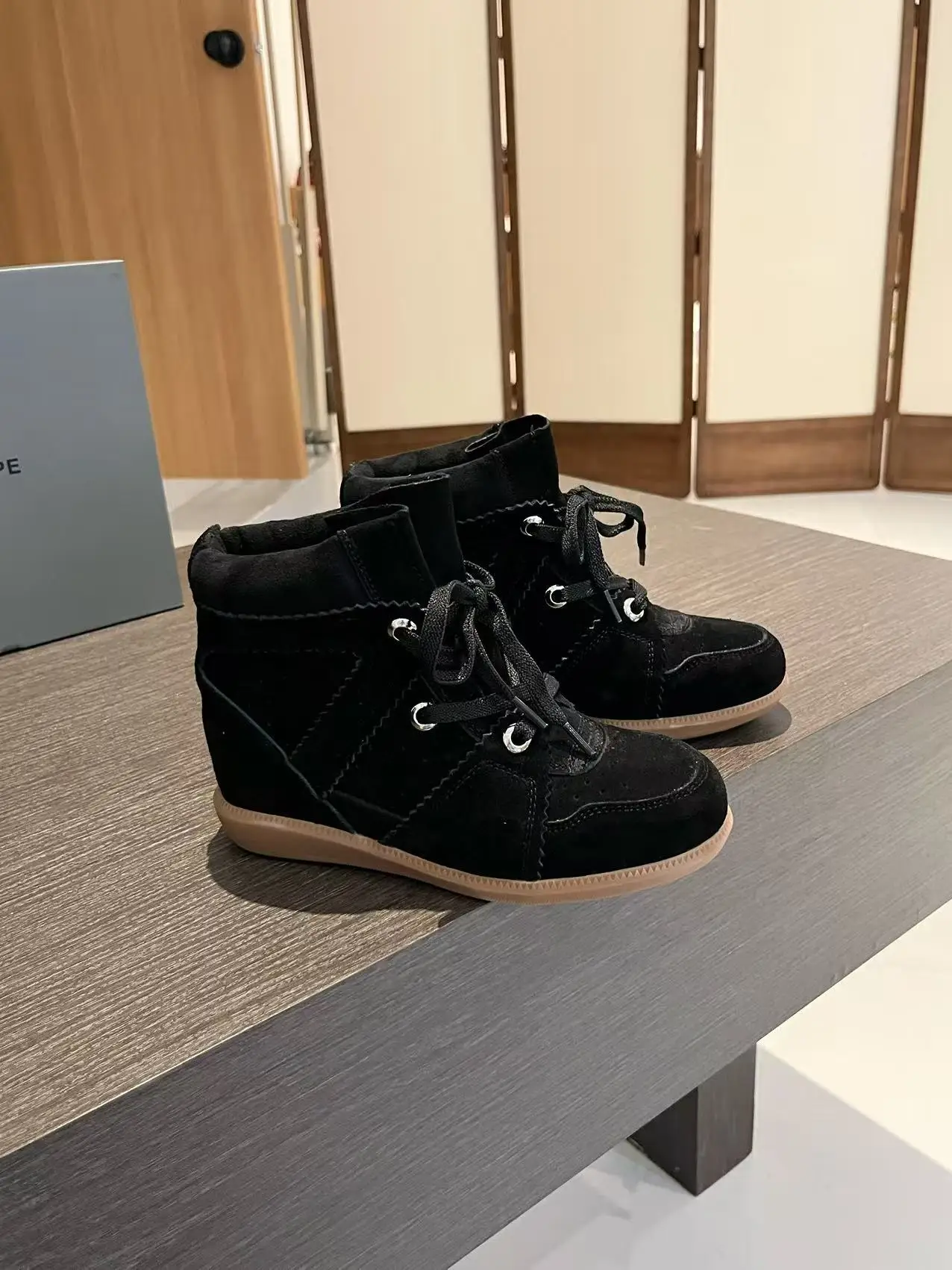 المرأة 7 سنتيمتر الارتفاع الداخلي زيادة بولي Leather الجلود عالية أعلى حذاء كاجوال الكبار الخريف طلاب الجامعات عدم الانزلاق أحذية رياضية جديدة 35-40