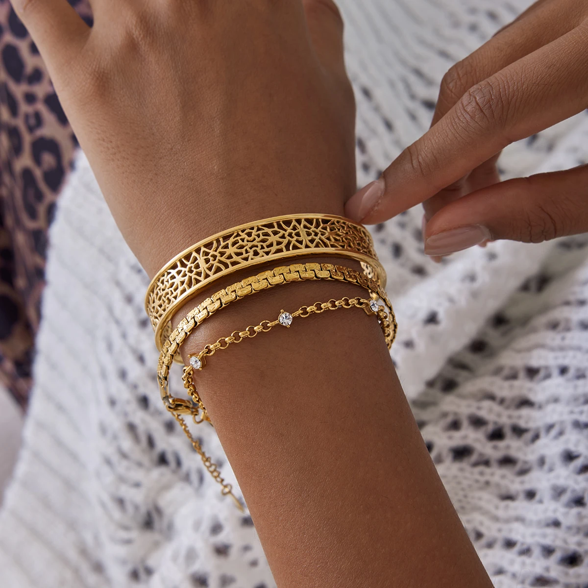 

AIKOER Minimalist Classic 18K Gold Color Plated Lace Hollow Open Bracelets Waterproof Stainless Steel Women Jewelry Gift браслет