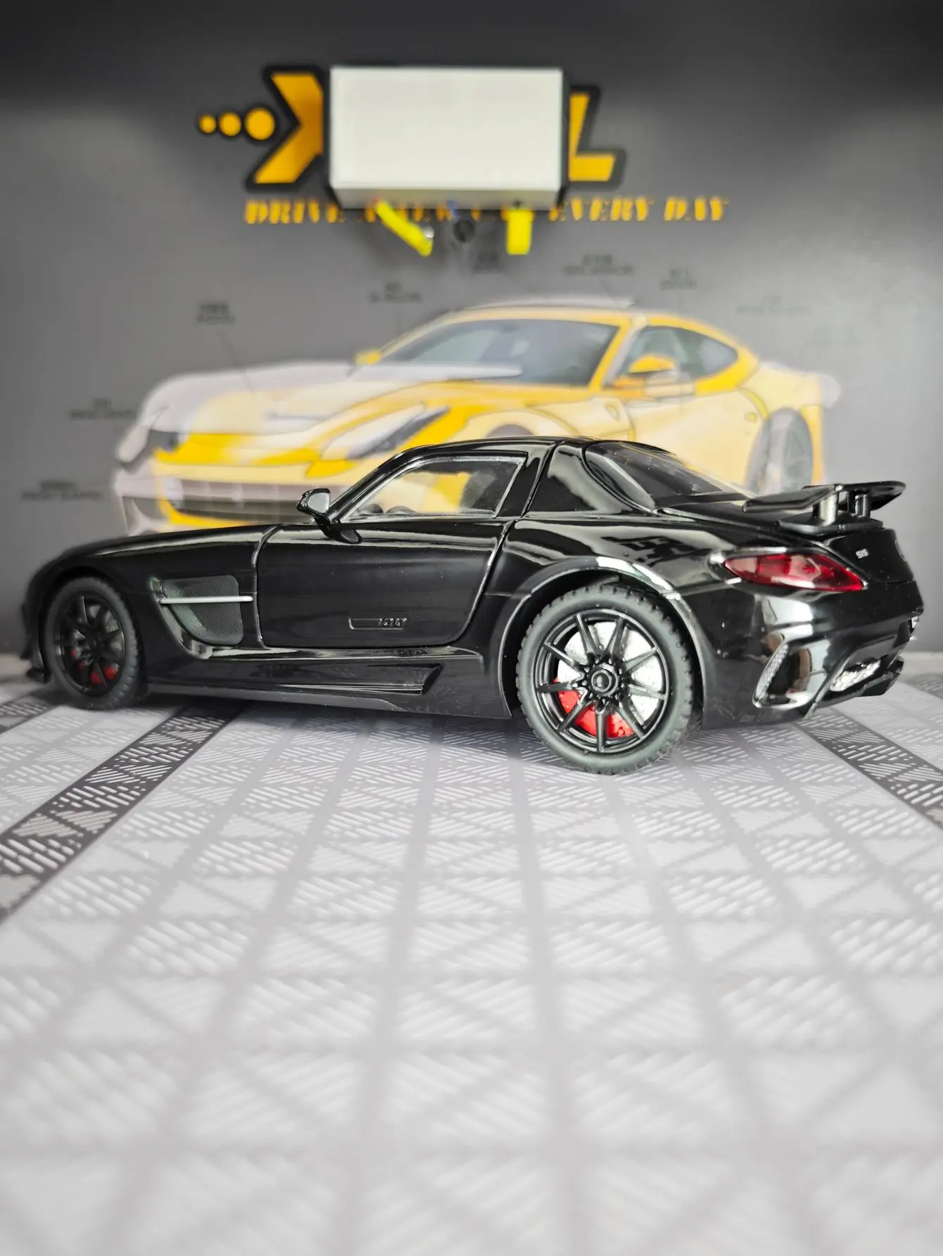 

1:24 SLS AMG модель спортивного автомобиля из сплава, двери автомобиля и капот двигателя, багажник можно открыть в качестве подарка на день рождения для друзей
