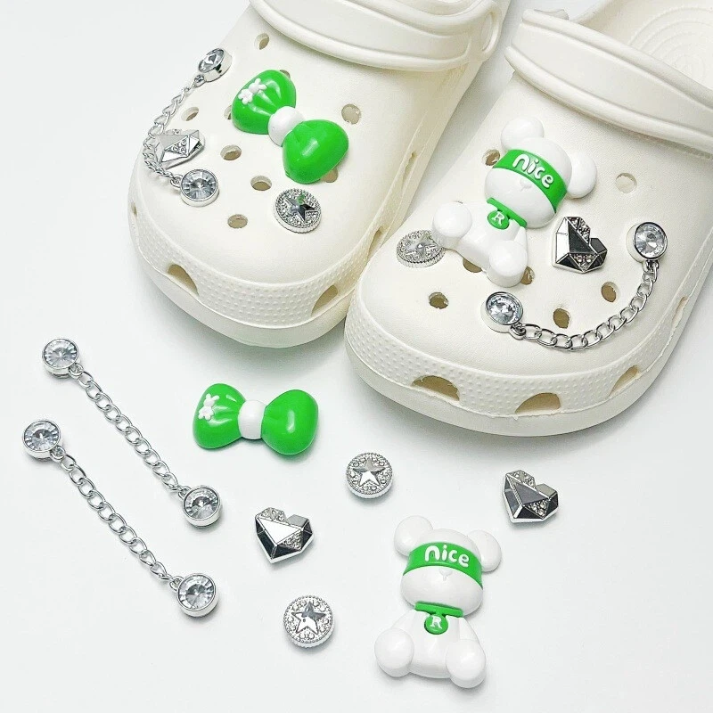 Fashionable shoe accessory set, with a shoe chain clasp, removable, suitable for sandals and flip-flops.