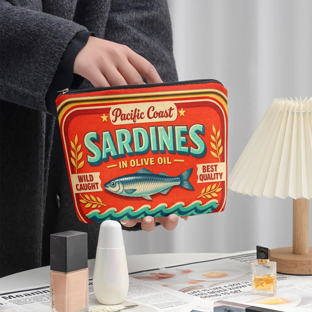 Bolsa de maquillaje diseñada como una caja de aceite de oliva con forma de sardina, con capacidad y cierre de cremallera, ideal como regalo para cumpleaños.
