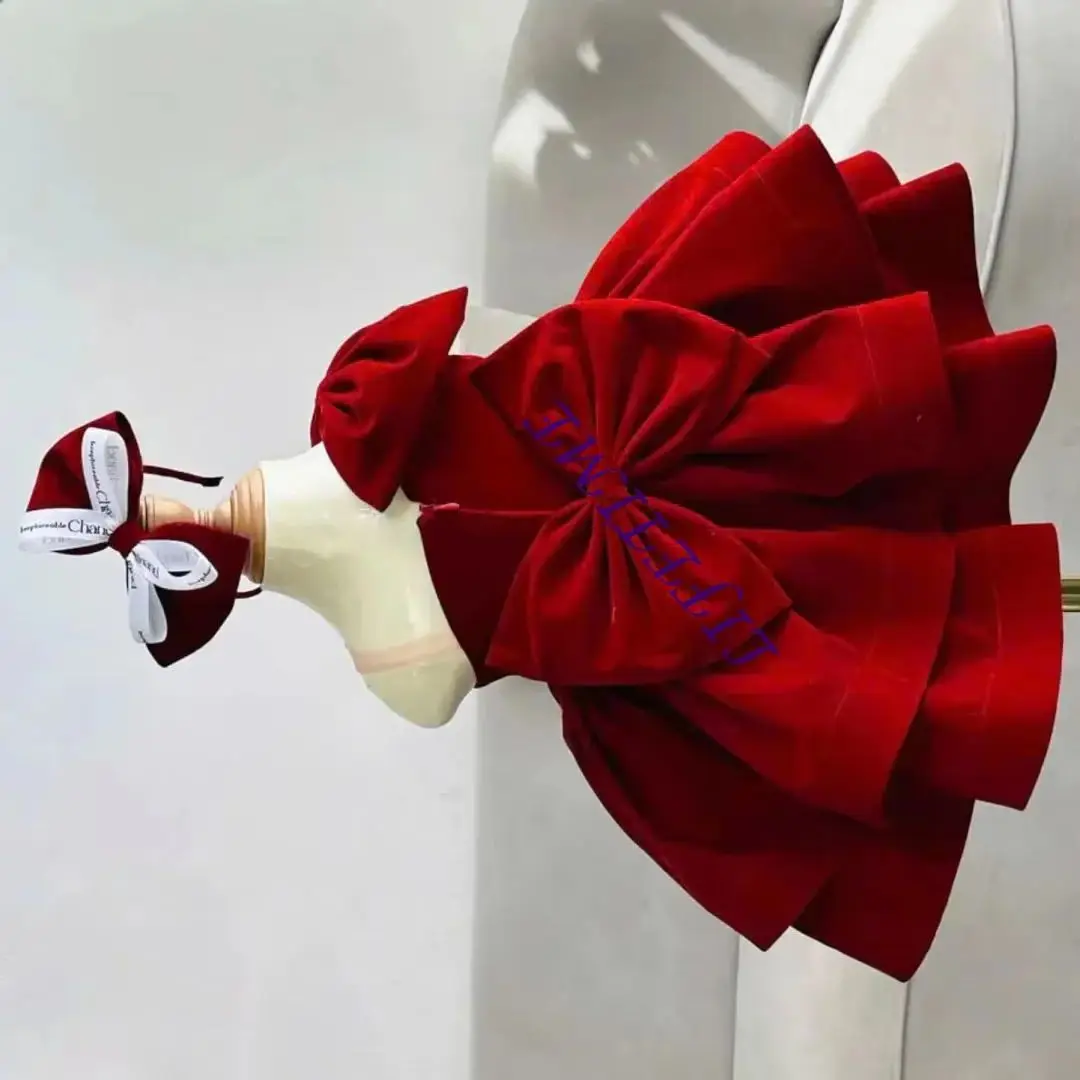 فساتين فتاة الزهور الحمراء المخصصة لحفلات الزفاف بكتف واحد من الساتان بطول الركبة منتفخة مع فيونكة أنيقة فستان حفلات التواصل الأول