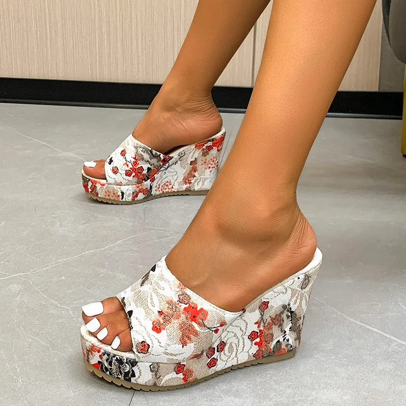 Damen-Keilabsätze mit Blumendruck und dicken Sohlen, modische, rutschfeste High Heels mit offenem Zehenbereich, Outdoor-Galoschen-Sandalen