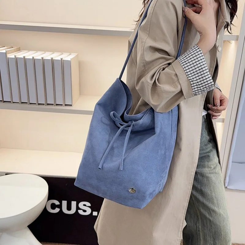 حقيبة ماسنجر نسائية رشيقة مع جلد ساتان كلاسيكي باراغواي أنيق وخفيف الوزن بتصميم يومي للركاب #1