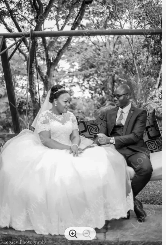 Maßgeschneiderte beliebte Plus Size Spitzenapplikationen schwarze Frau Brautkleider Sweep Zug kurze Ärmel Ballkleid Brautkleid für Brid