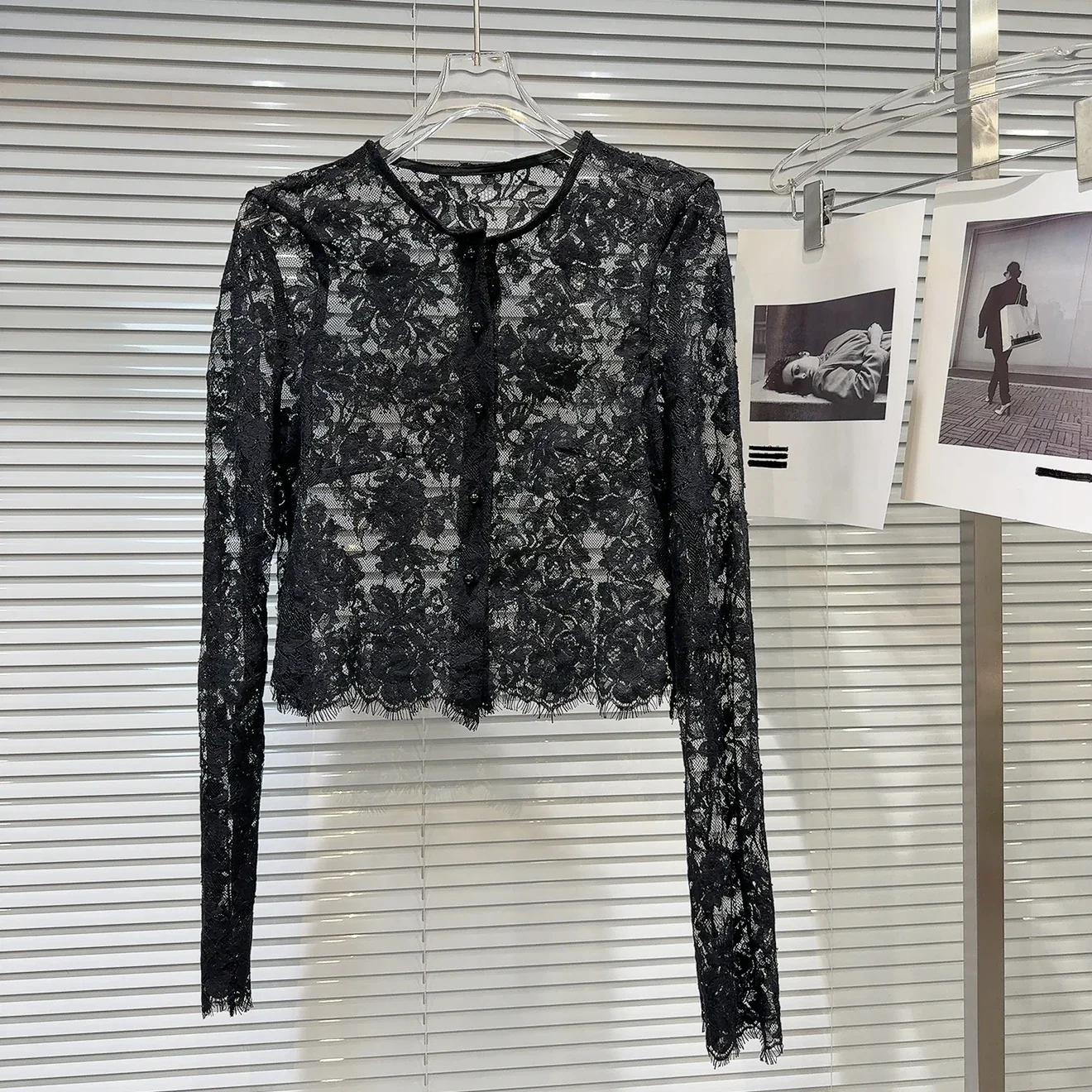 Design original 2025 primavera nova chegada manga longa em torno do pescoço pérolas botões camisa de renda feminina
