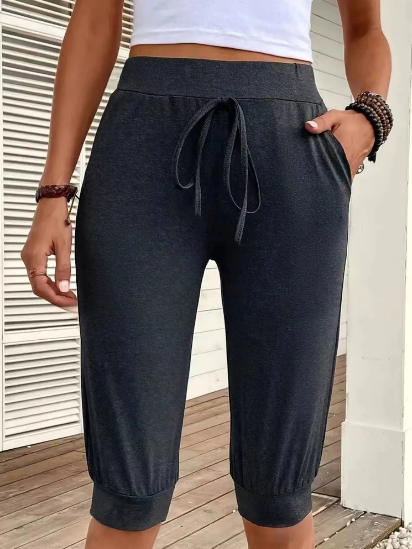 

Темно-серый эластичный пояс на шнурке; повседневные спортивные капри длиной до щиколотки