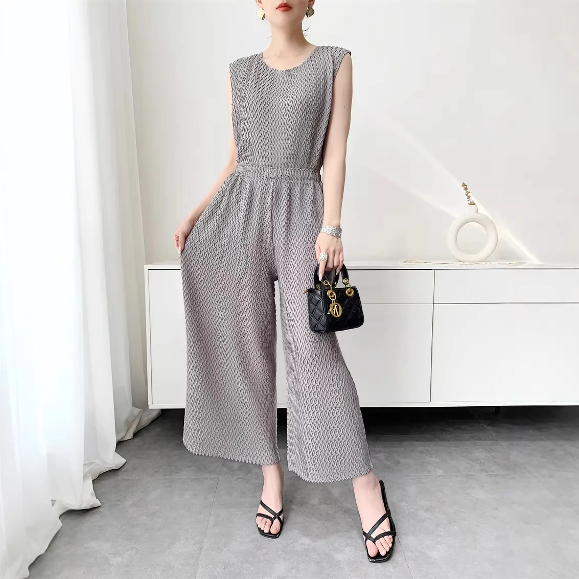 

Miyake Solid Color Textured Women’s Two Piece Set Round Neck Sleeveless Top + Casual Wide Leg Pants 2026 Spring New 2DB7180