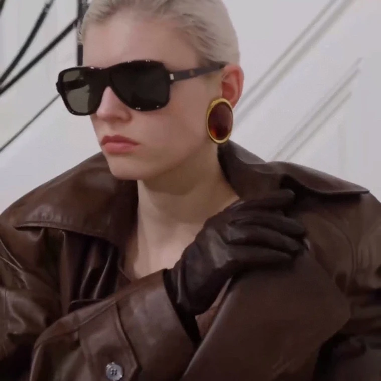 حار مصمم النحاس مطلي الذهب البيضاوي الأحمر الأذن كليب الأقراط الكبيرة النساء أعلى جودة أوروبا المجوهرات الفاخرة الاتجاه