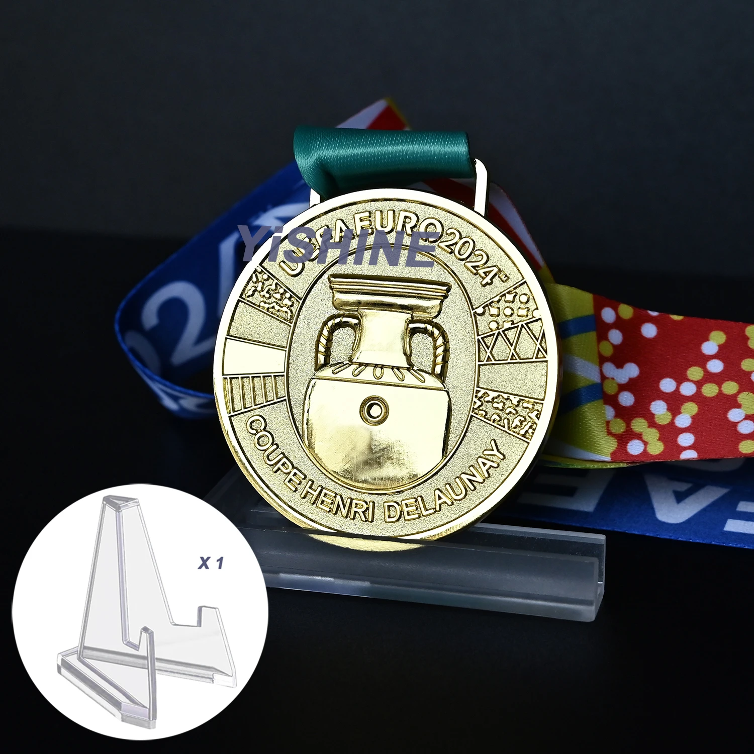 

Медаль чемпионов ЕВРО 2024. Последняя золотая медаль европейского чемпионата с лентой и подставкой для медалей.