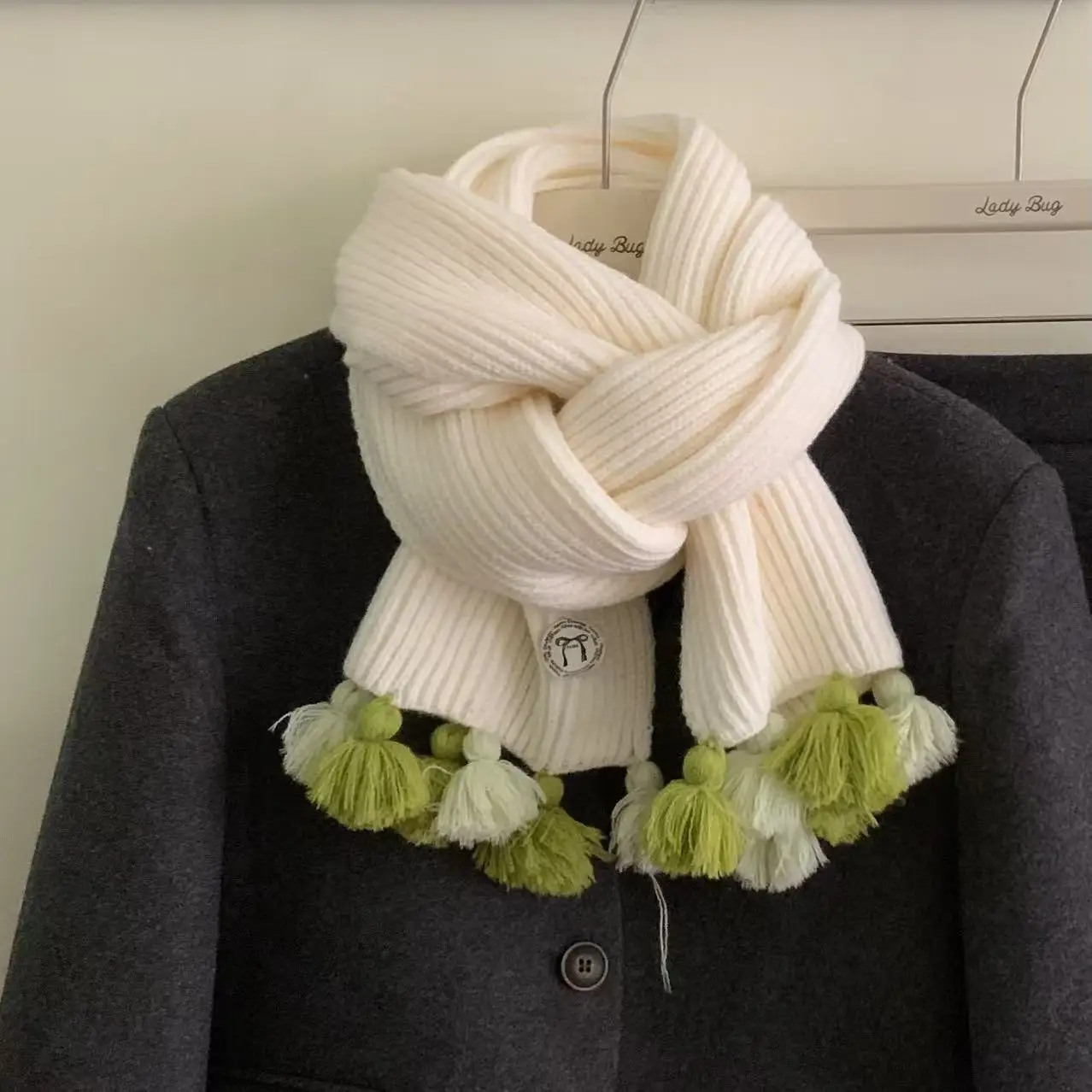 

вязаный женский шарф милый двухцветный с бахромой