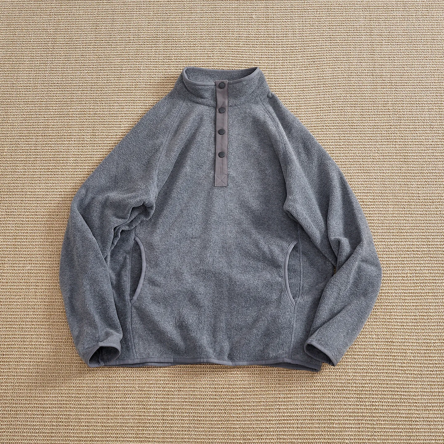Camisola de lã com botões parciais, de cor lisa e design simples, para homem, com mangas compridas, corte folgado e versátil.