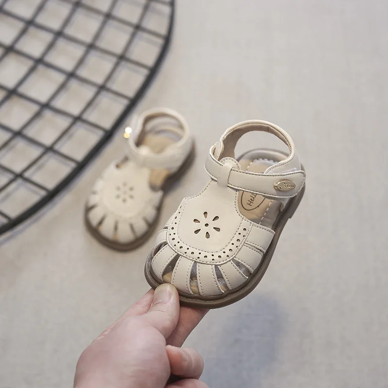 Meisjes Sandalen 2024 Herfst Nieuwe Casual Kinder Geborduurde Prinses Schoenen Holle Zachte Onderkant Kleine Kinderen Baotou Strandschoenen