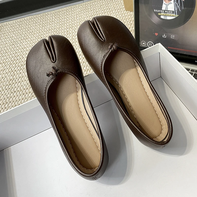 Koreanischer Stil Pferdeschuh Split-Toe Damen Flacher Mund Einzelschuhe Neue Slip-On Pig's Trotters Vielseitige flache Oma-Slipper