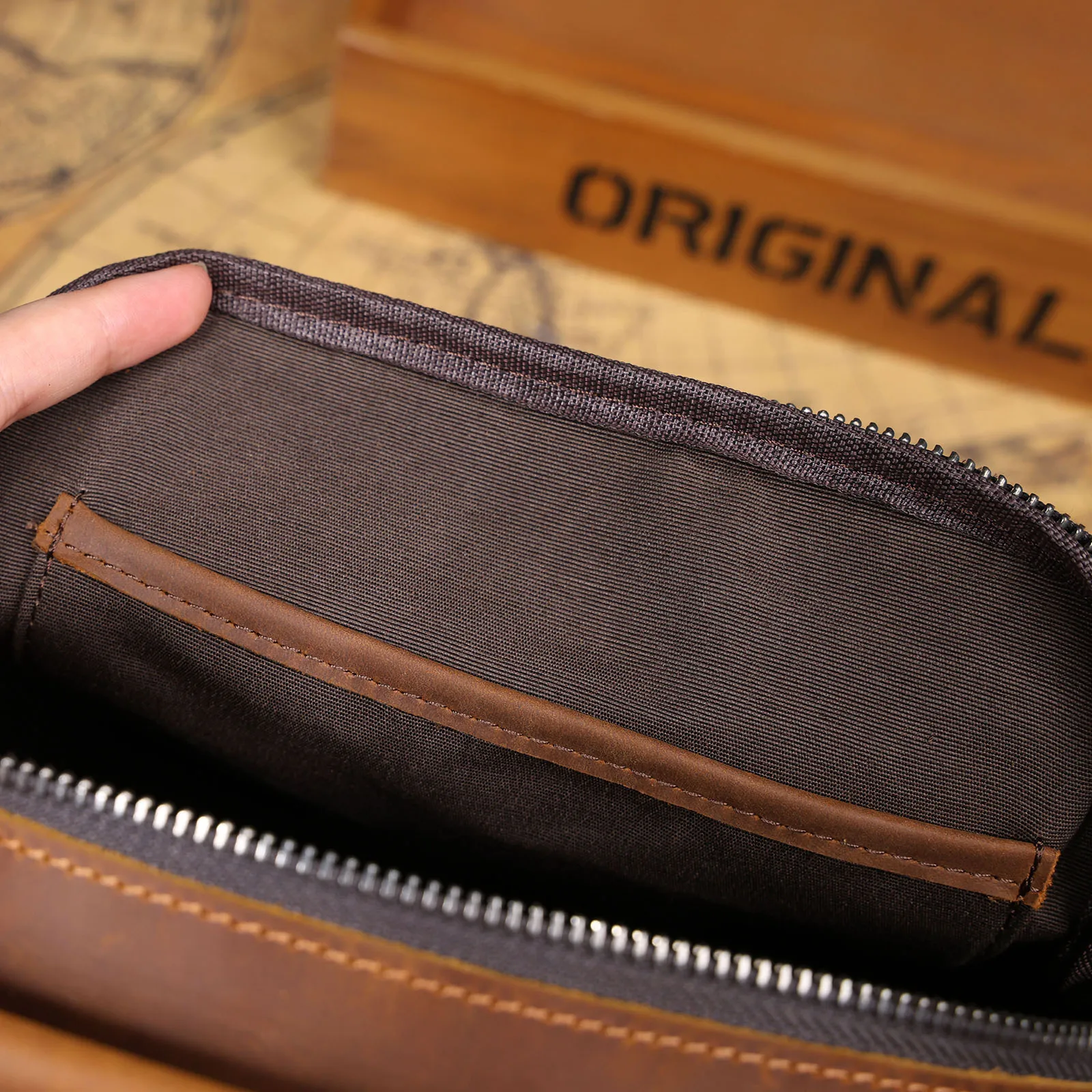 Vintage Leder-Umhängetasche für Herren, Lässige Crossbody-Tasche, Herren-Schultertasche aus Crazy-Horse-Leder, Handgefertigt – Detail 19