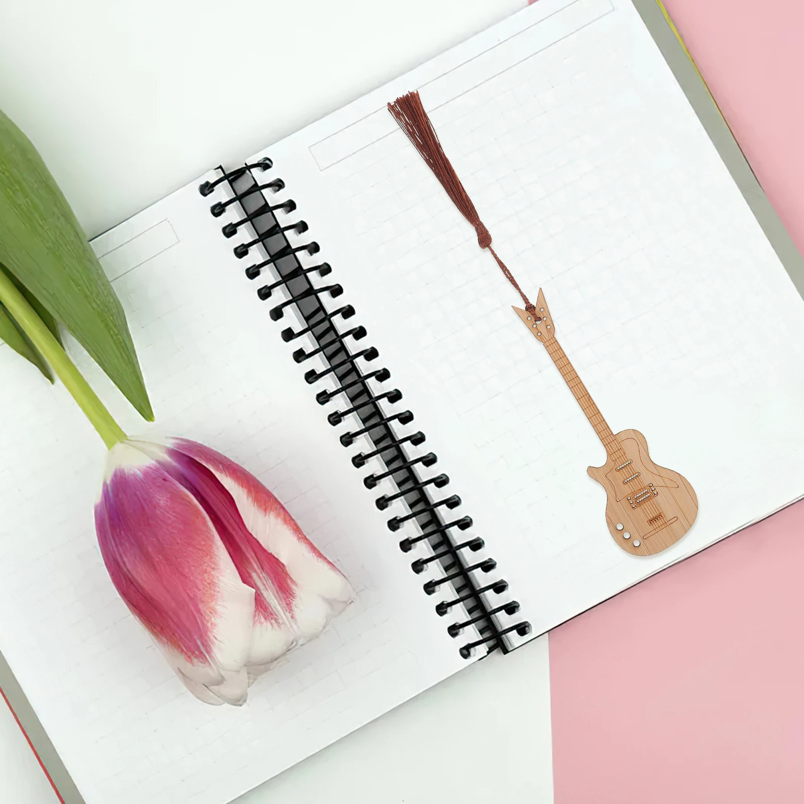 5 قطعة الإشارات المرجعية شكل الغيتار مع شرابة الإشارات المرجعية الخيزران الزخرفية شرابة تصميم كتاب صفحة علامات النمط الصيني