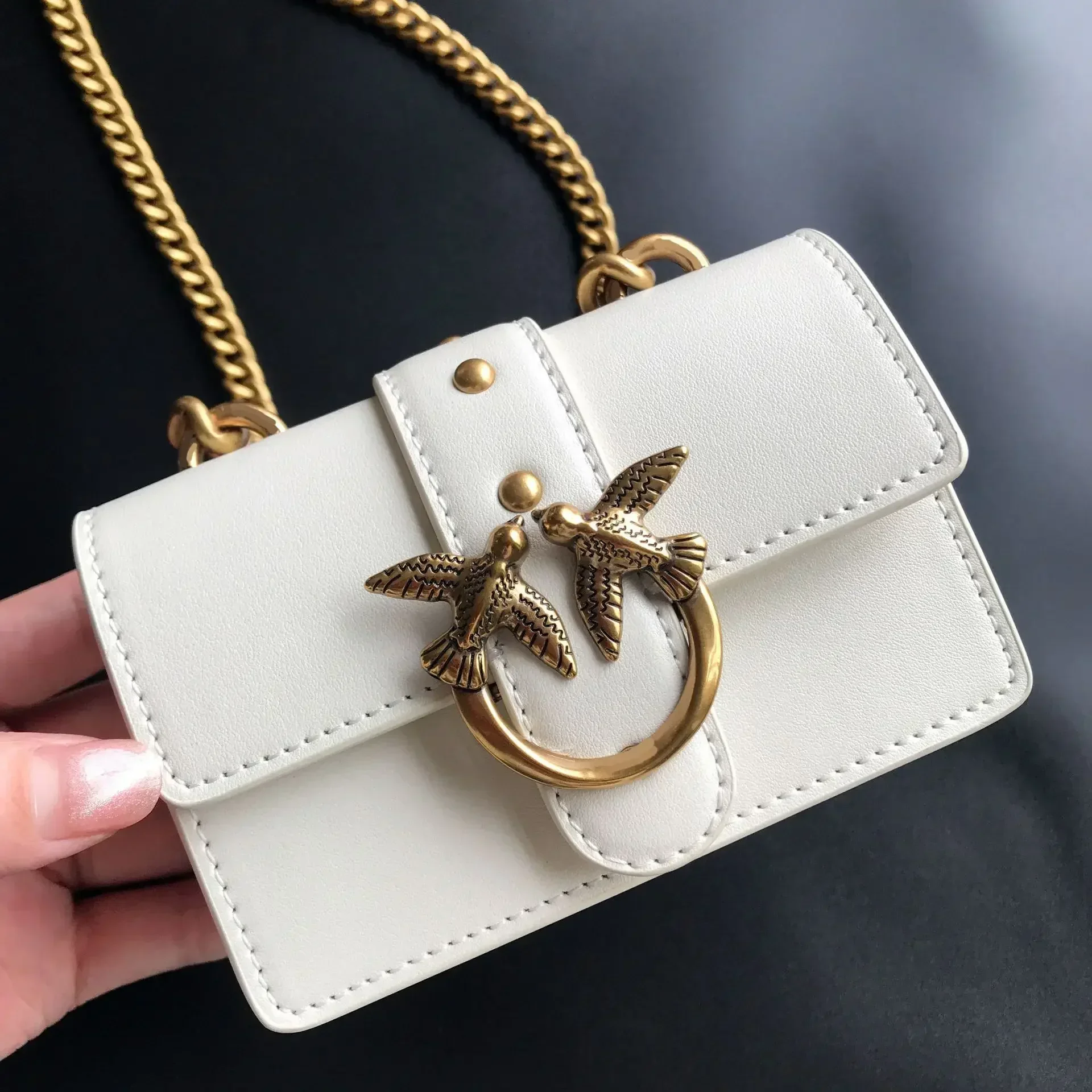 2026 Neue Damen-Umhängetasche in Beige mit V-Steppung, PU-Leder, Goldener Schwalbenverschluss, Ketten-Mini-Schultertasche für den Alltag, Dating, Hochzeit, Bestseller – Detail 36