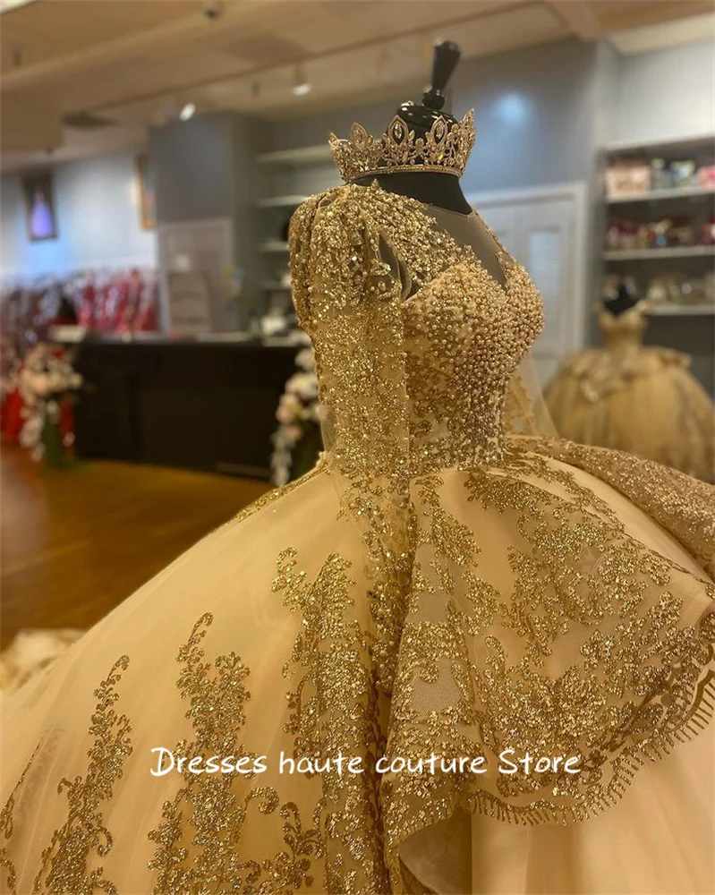 Luxuriöse goldene Pailletten-Spitze-Quinceanera-Kleider, Ballkleider 20225, Perlen, Rüschen, lange Ärmel, Tüll, süßes 16-Kleid, individuell gestaltet