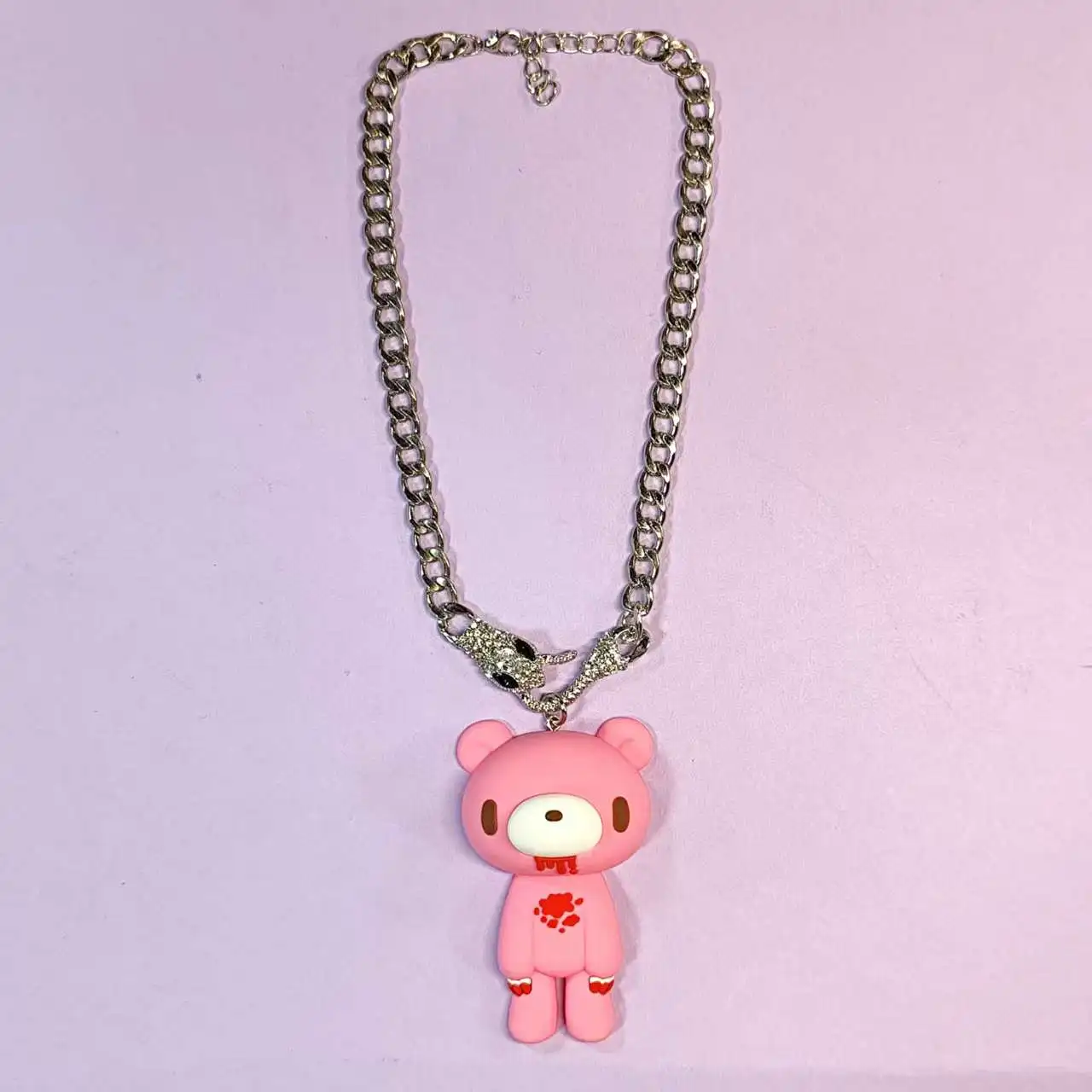 قلادات فريدة من نوعها: سلاسل مكتنزة سوداء/فضية، دلايات الدب الدموي باللون الأسود والوردي. الوقوف - خارج القطع القوطية.