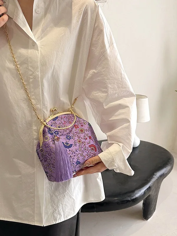 Vintage handbag women's embroidered tassel clip shell bag 2024 new vip designer luxury hand bag flower chain small square bag