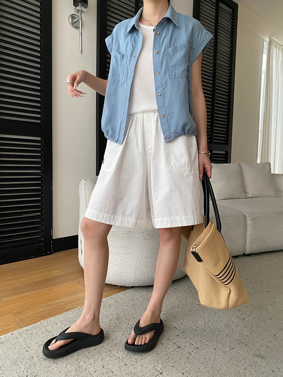 Sommerliches Damenhemd in unifarbenem Design mit Reverskragen, zwei Taschen und lockerem, kurzem Flügelärmel. – Detail 25