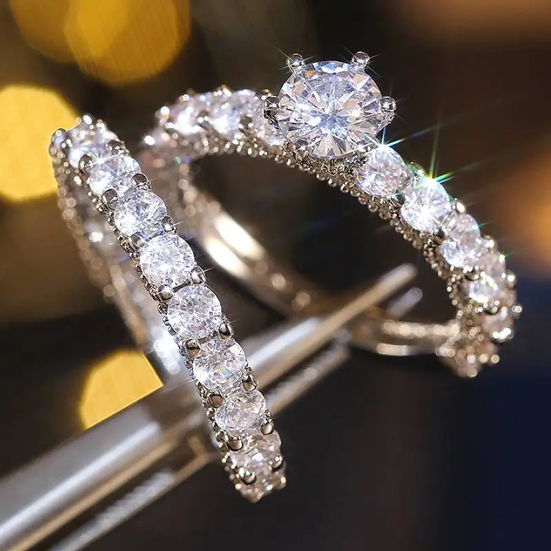 Huitan Funkelnder Damenring 2er-Set Luxuriöser Hochzeits-Fingerring Charmantes Accessoire für Party und Alltag Modischer Schmuck mit Glänzenden Zirkonia-Steinen