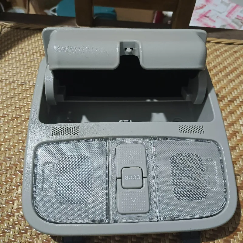 Front Interior Reading Light Assembly with Switch for DFSK Dongfeng GLORY 580，560 view 2