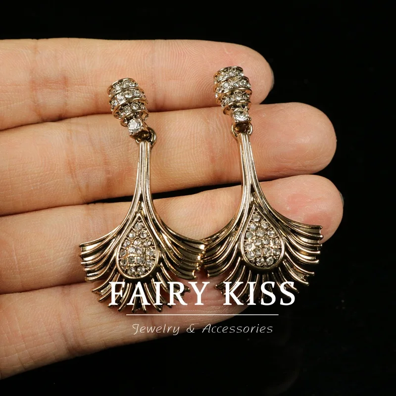 

Серьги-гвоздики с бриллиантами в стиле средневекового ретро-дизайна с изображением листьев гинкго.