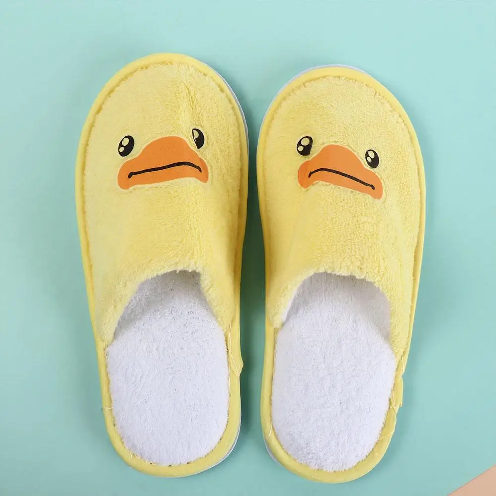 Zapatillas desechables de pato amarillo pequeño y bonito, cómodas zapatillas de Hotel de dibujos animados, zapatos planos de talla única, zapatillas para niños para interior