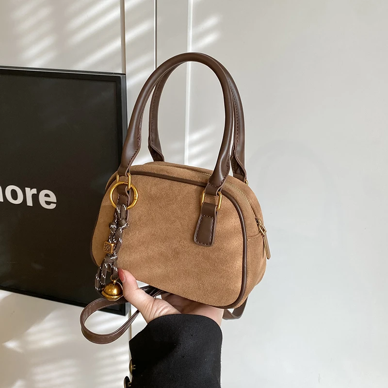 

Искусственная замша на молнии, новинка 2025, женская сумка на плечо, однотонная модная сумка, мягкая и универсальная популярная дизайнерская сумка через плечо