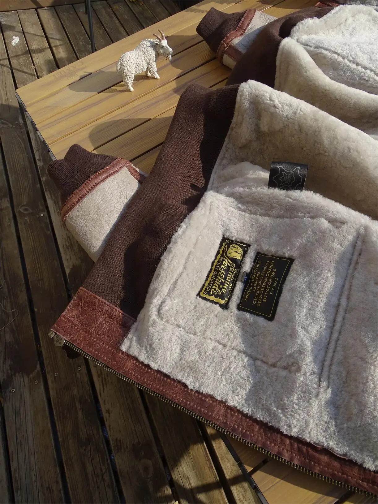 Ein Lamm mit leichtem, bequemem Mantel