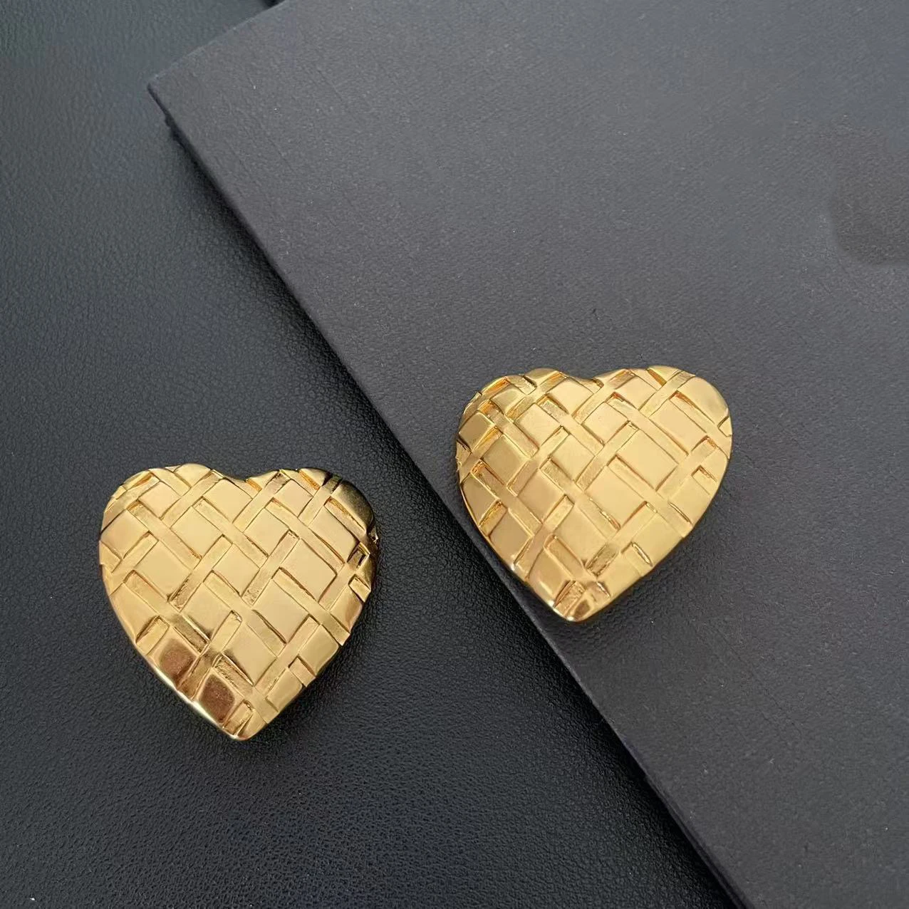 2026 Europe America Designer Brass Gold Plated Heart Earrings Ear Clip Women Vintage Jewelry