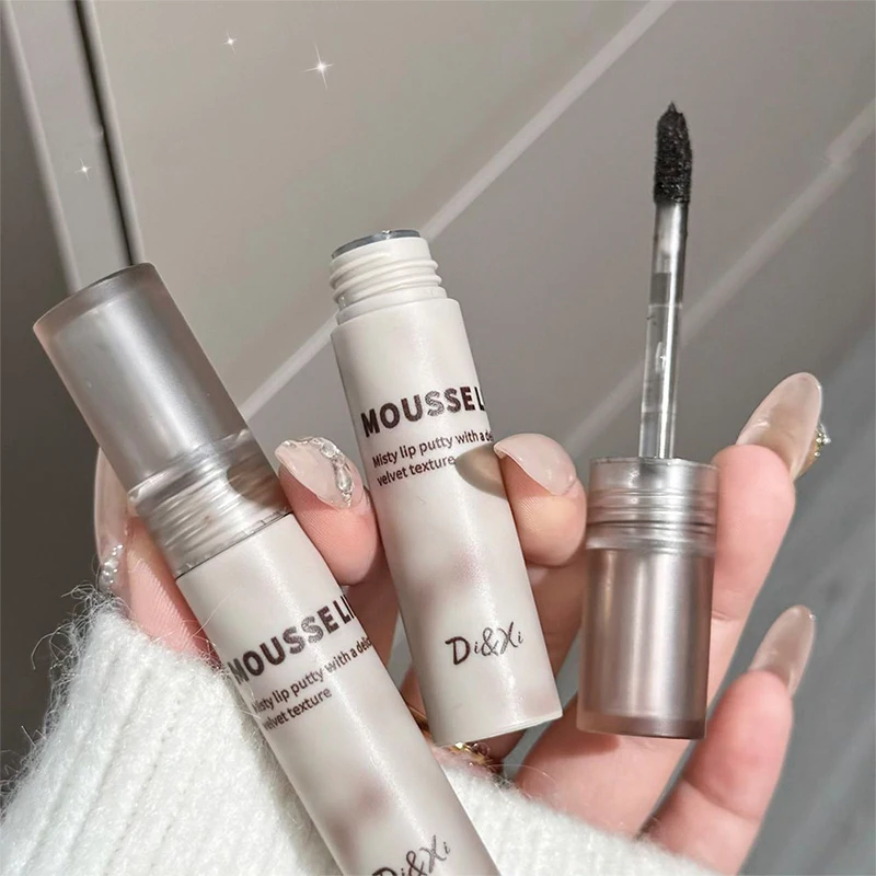 สาวร้อน Cool ลิปสติกสีดํา Silky Smooth Lip Mud Mousse Matte Gothic ลิปสติก Clay Dark Lip Glaze Holding แต่งหน้า Non-stick Cup