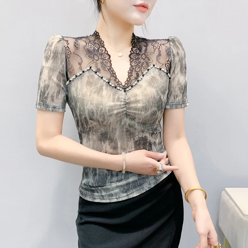 

2025, новинка, лето, европейская, одежда, футболка, женская, шикарная, сексуальная, с v-образным вырезом, бриллианты, лоскутное, кружево, полые, топы, короткий рукав, футболки, 54017