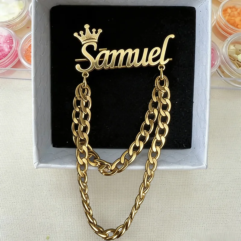 

Fashion Custom Name Letter Crown Pins Broches Link Chain Accessorios for Woman Cute Bag Lapel Badge Charm Your Name Personalized