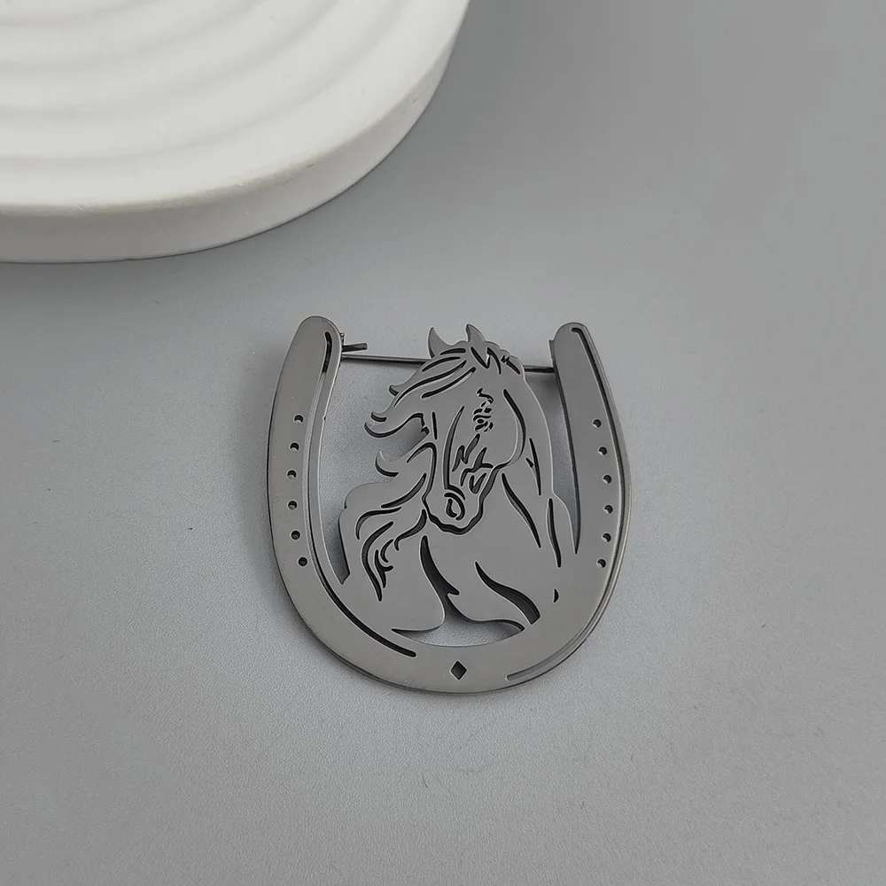 Trendy and fashionable horse shape design stainless steel brooch, retro niche pin, high-end sense, simple and atmospheric