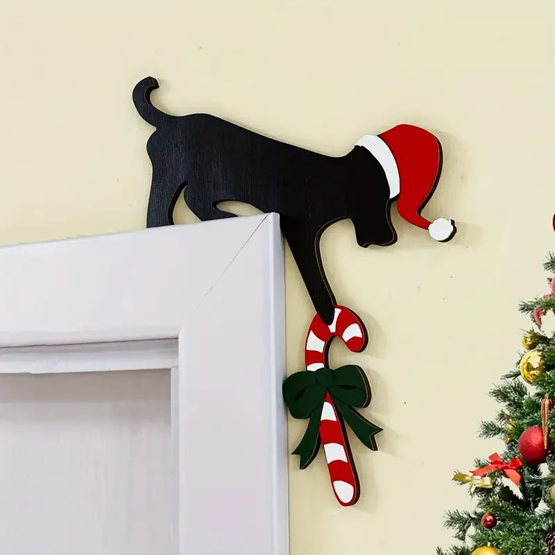 O cão encantador deu forma à decoração do canto da porta do Natal, madeira rústica da imitação, atmosfera perfeita do feriado e decoração do partido