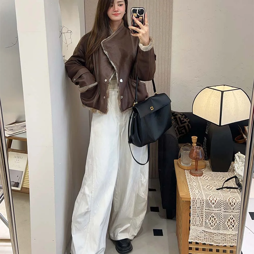 يتغلب مع السترة السفلية الجديدة لشتاء 2025 مع بطانة من ريش الإوز على معطف الفرو القصير والشبابي للنساء