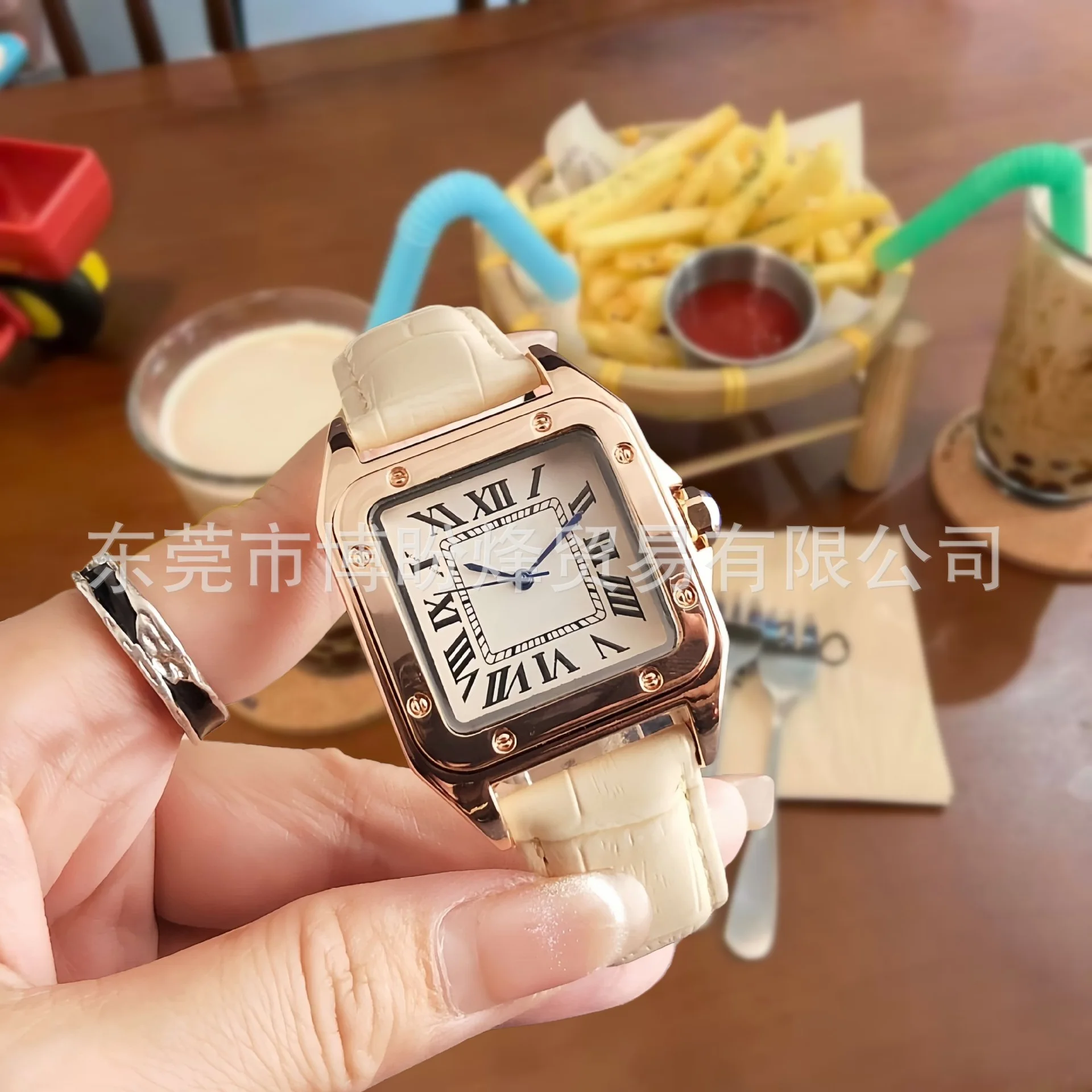 ساعة نسائية أصلية فاخرة مصممة بعلبة مربعة جديدة وبسيطة وأنيقة وحركة كوارتز ذات مظهر عالي وجودة عالية