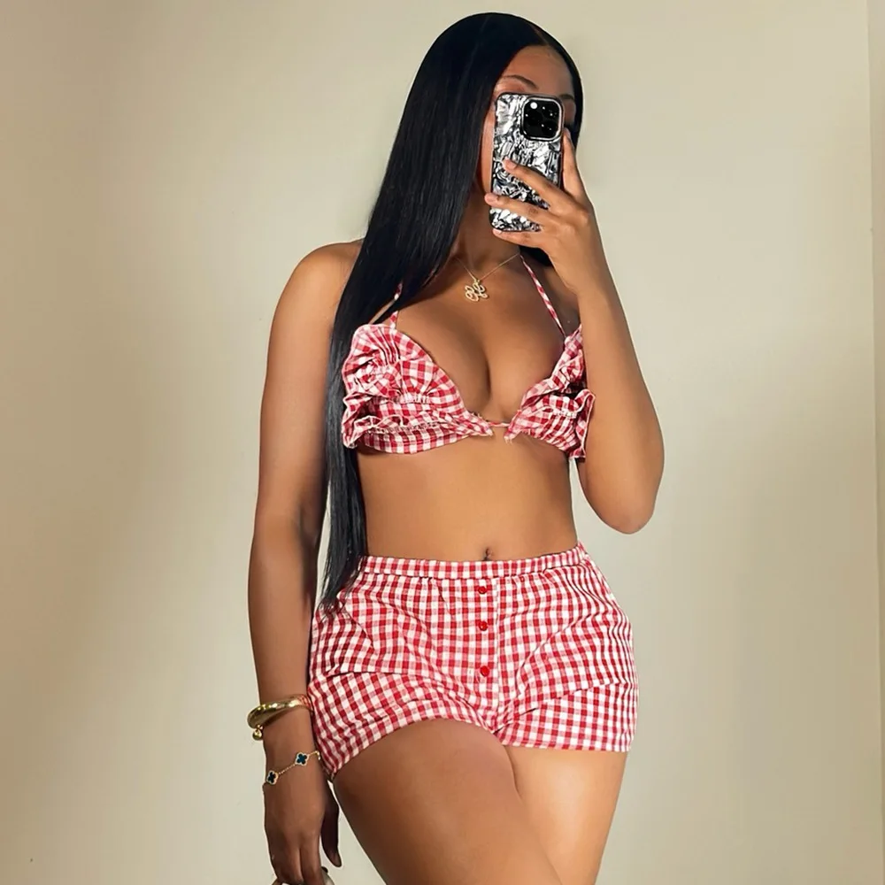 

Повседневные клетчатые короткие комплекты из двух предметов, женский укороченный топ с лямкой на шее, бюстгальтер, Новое поступление 2025, летние модные брюки, женский комплект одежды из 2 предметов
