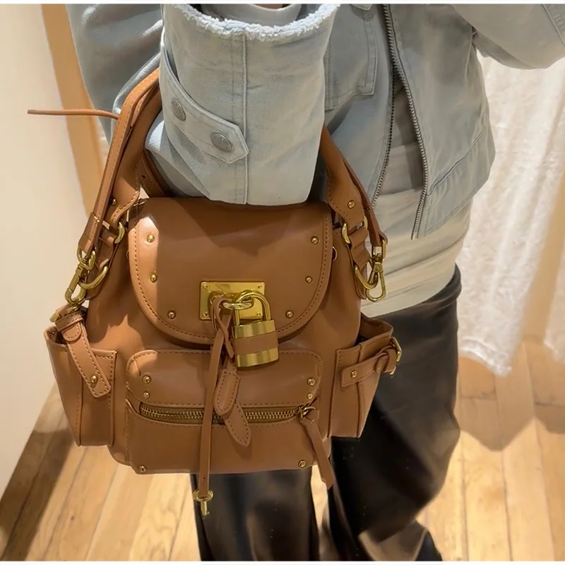 

Рюкзак с шипами в стиле ретро для женщин, роскошная сумка с несколькими карманами, украшенная замком, новый нишевый модный универсальный пригородный рюкзак